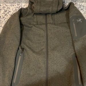 Arc’teryx Men’s Covert Hoodie (Dark Brown)
